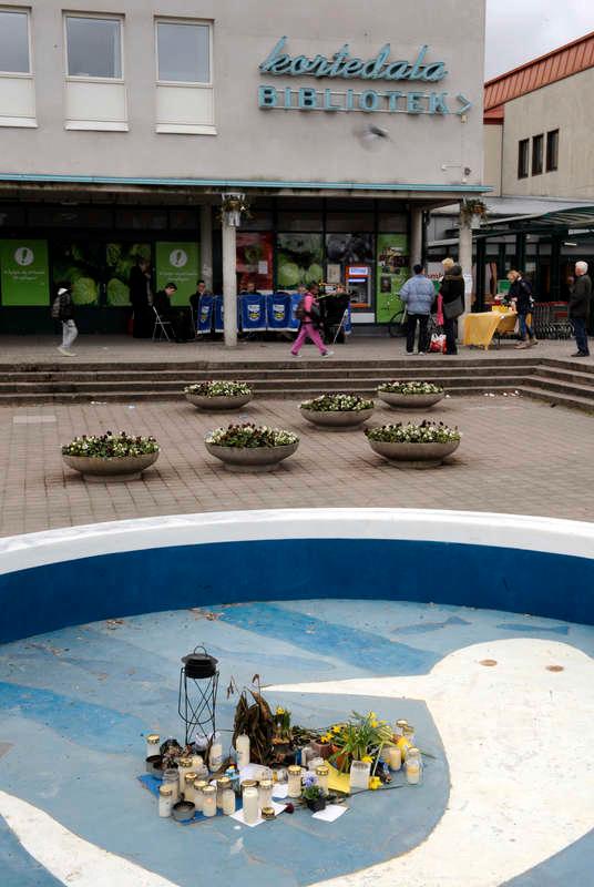 Vittnen har berättat hur misshandeln av 61-åringen fortsatte efter att han fallit ner i den då torrlagda fontänen på Kortedala torg.