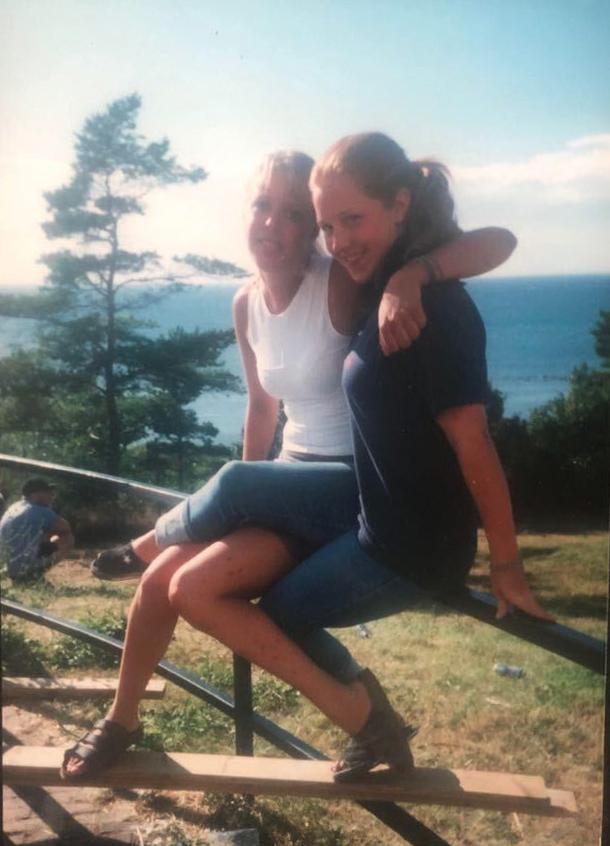 Vännerna Emma och Jenny tillsammans sommaren 1999, då brevet skrevs. 