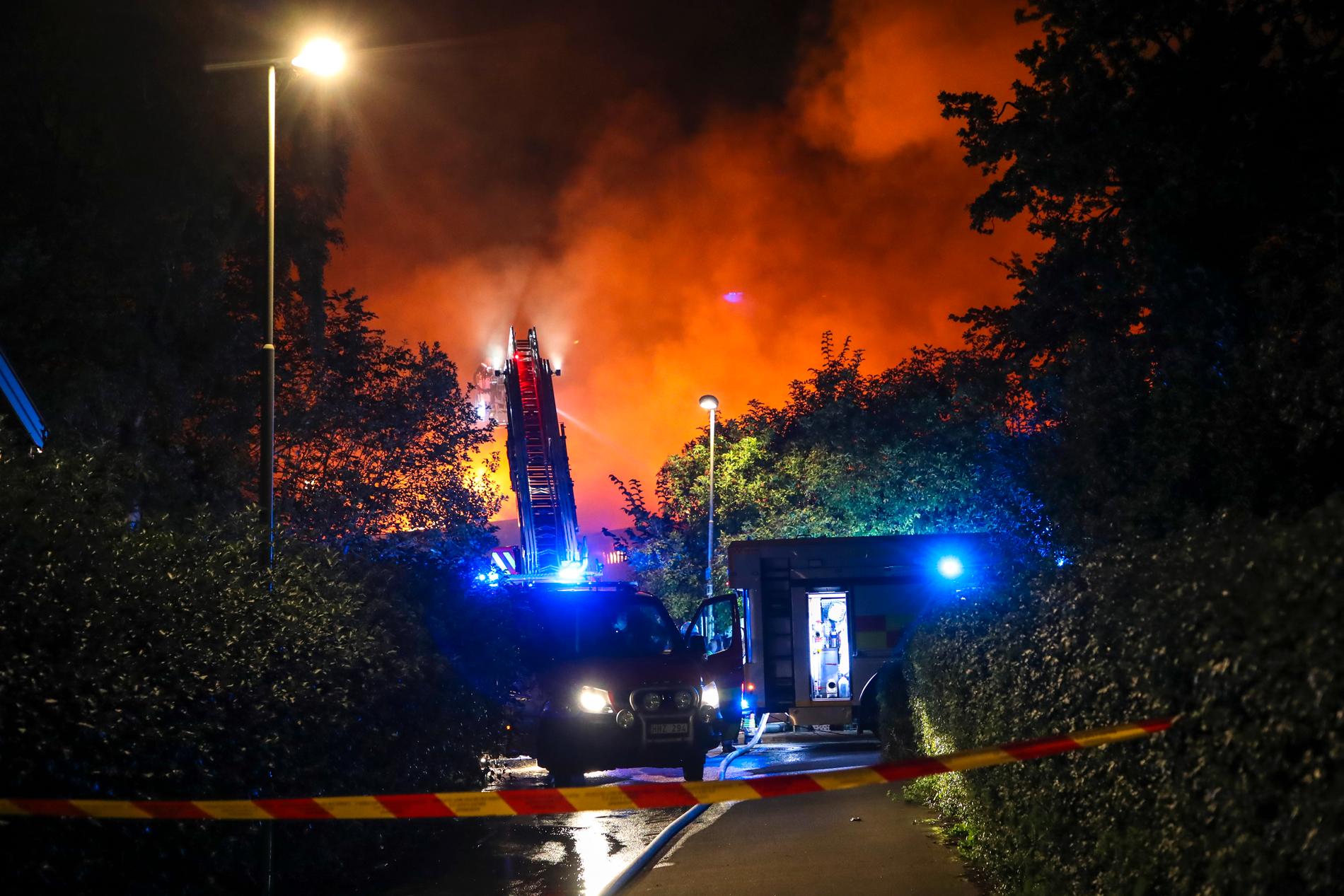 Slottsskogshallen i Göteborg blev totalförstörd i en brand som bröt ut vid 18-tiden på söndagskvällen.
