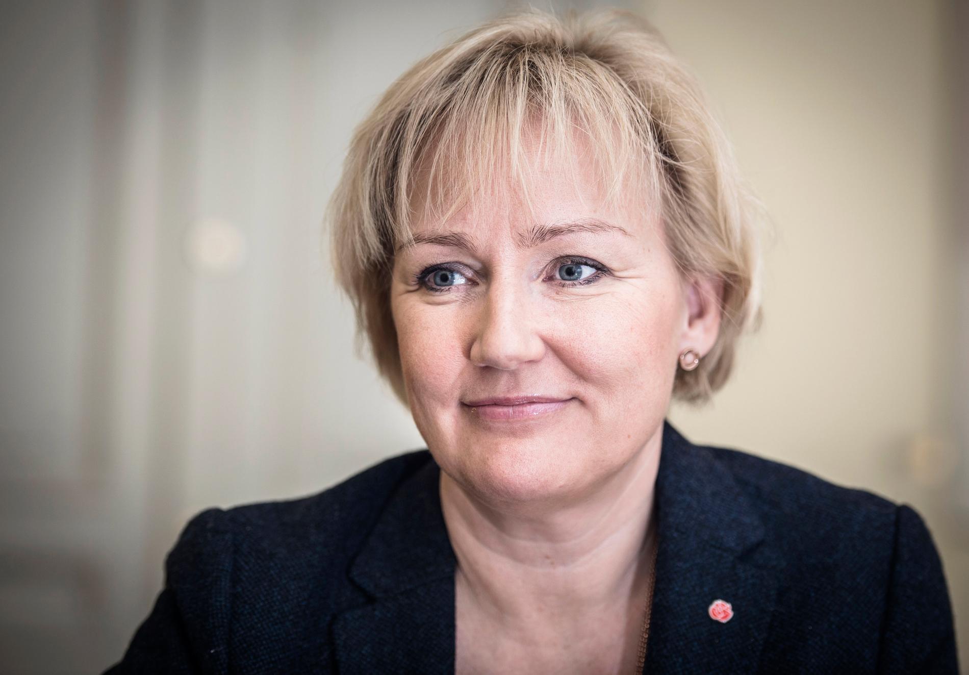 Bara var femte svensk professor är en kvinna.
För att öka jämställdheten tillsätter högskoleminister Helene Hellmark Knutsson (S) inom kort en nationell expertgrupp som ska leverera lösningar.
– Utvecklingen går alldeles för långsamt i dag, vi måste se till att vi tar vara på alla våra talanger, säger hon.