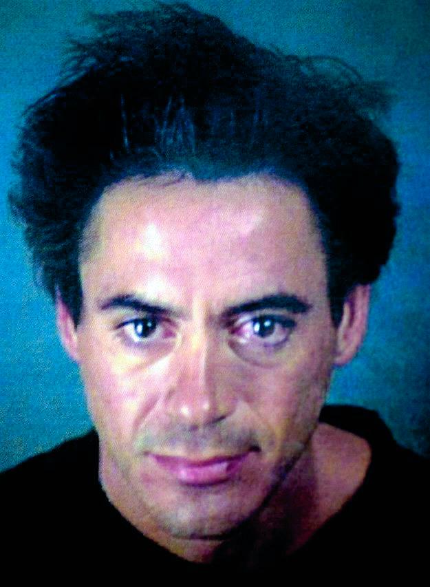 Skådisen Robert Downey Jr fick stirra in i kameran efter att ha förvarat droger på ett hotellrum i Palm Springs i november 2000.