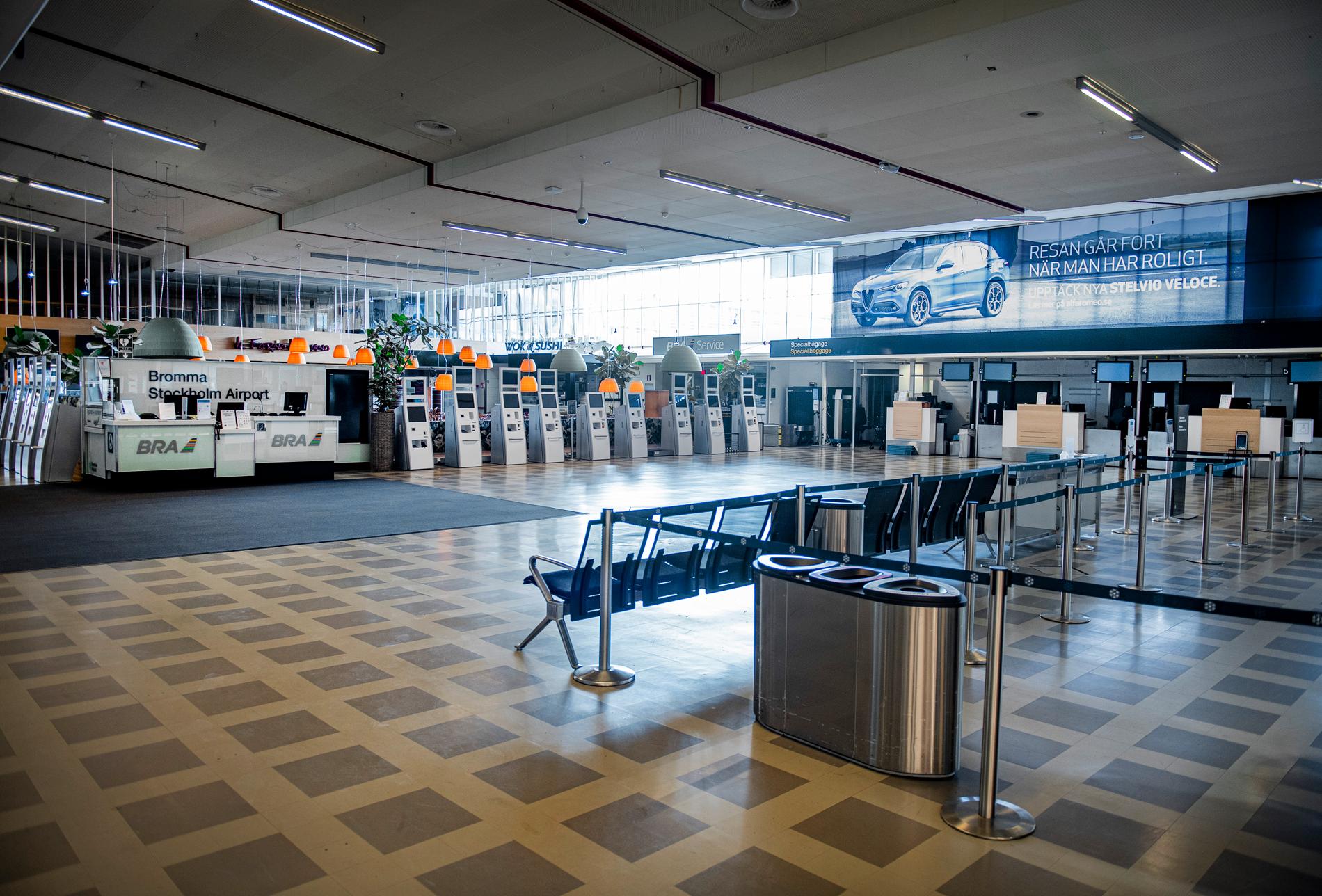 Avgångshallen på Bromma Airport ligger öde. Det är tomt vid incheckningen.