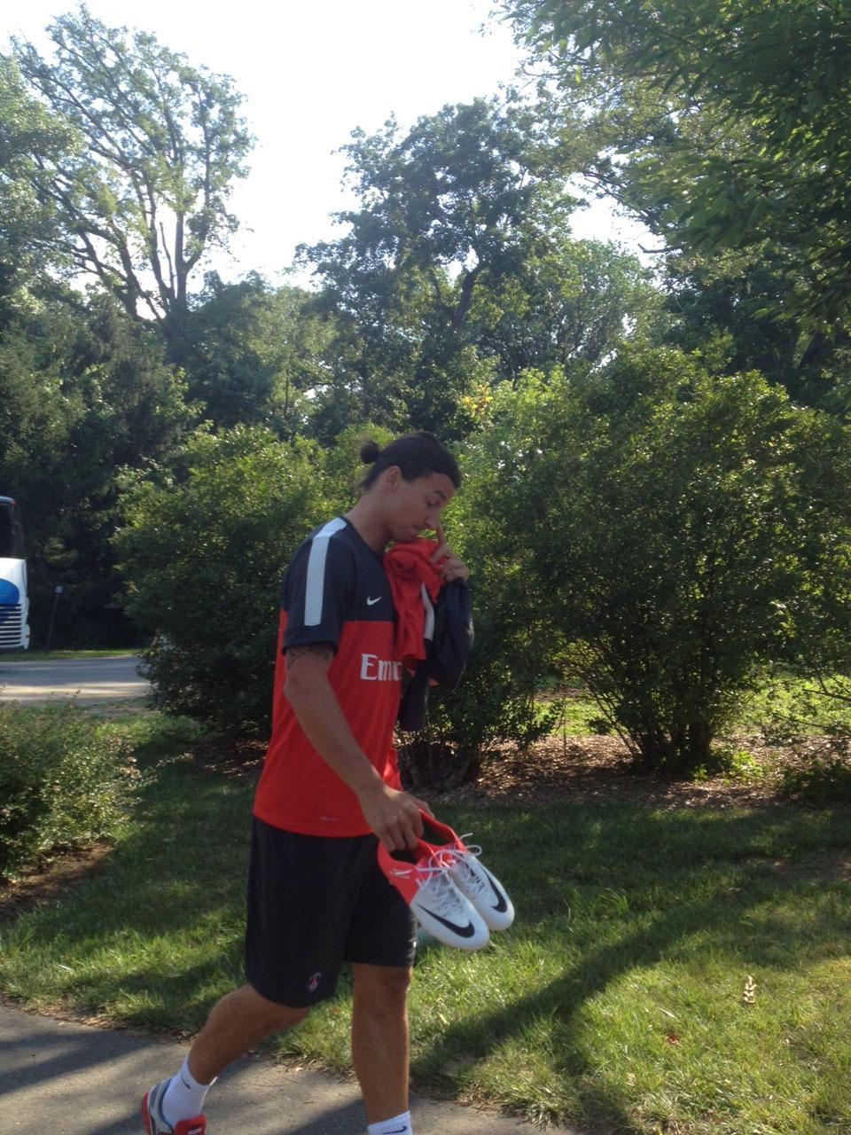 Zlatan på väg till sin första träning med PSG.