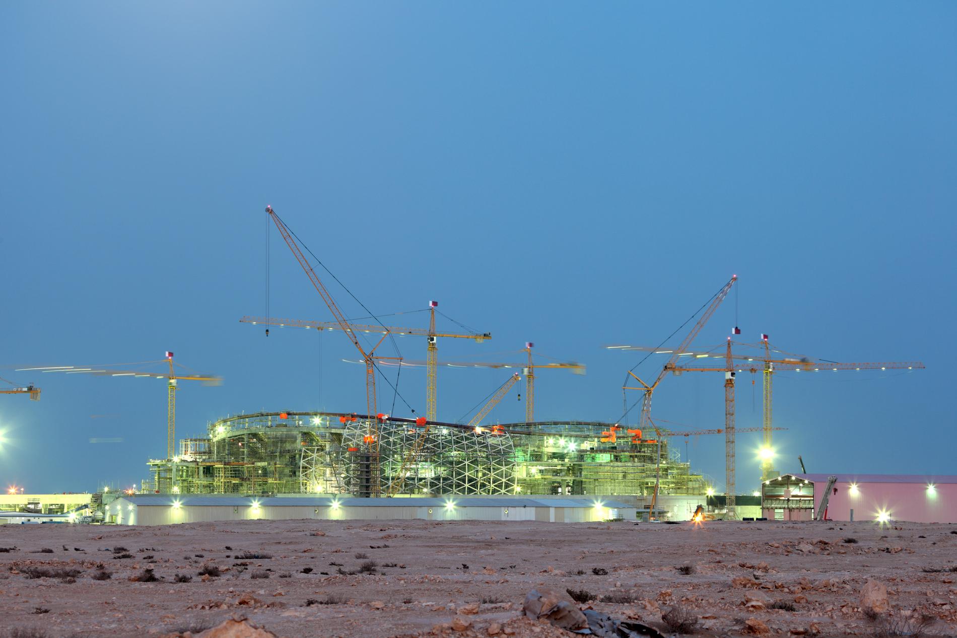 En ny fotbollsstadion byggs i öknen i Qatar.