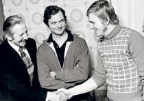 VM i Falun 1974. Längdskidåkaren Thomas Magnusson gratuleras av Nils "Mora-Nisse" Karlsson och kungen.