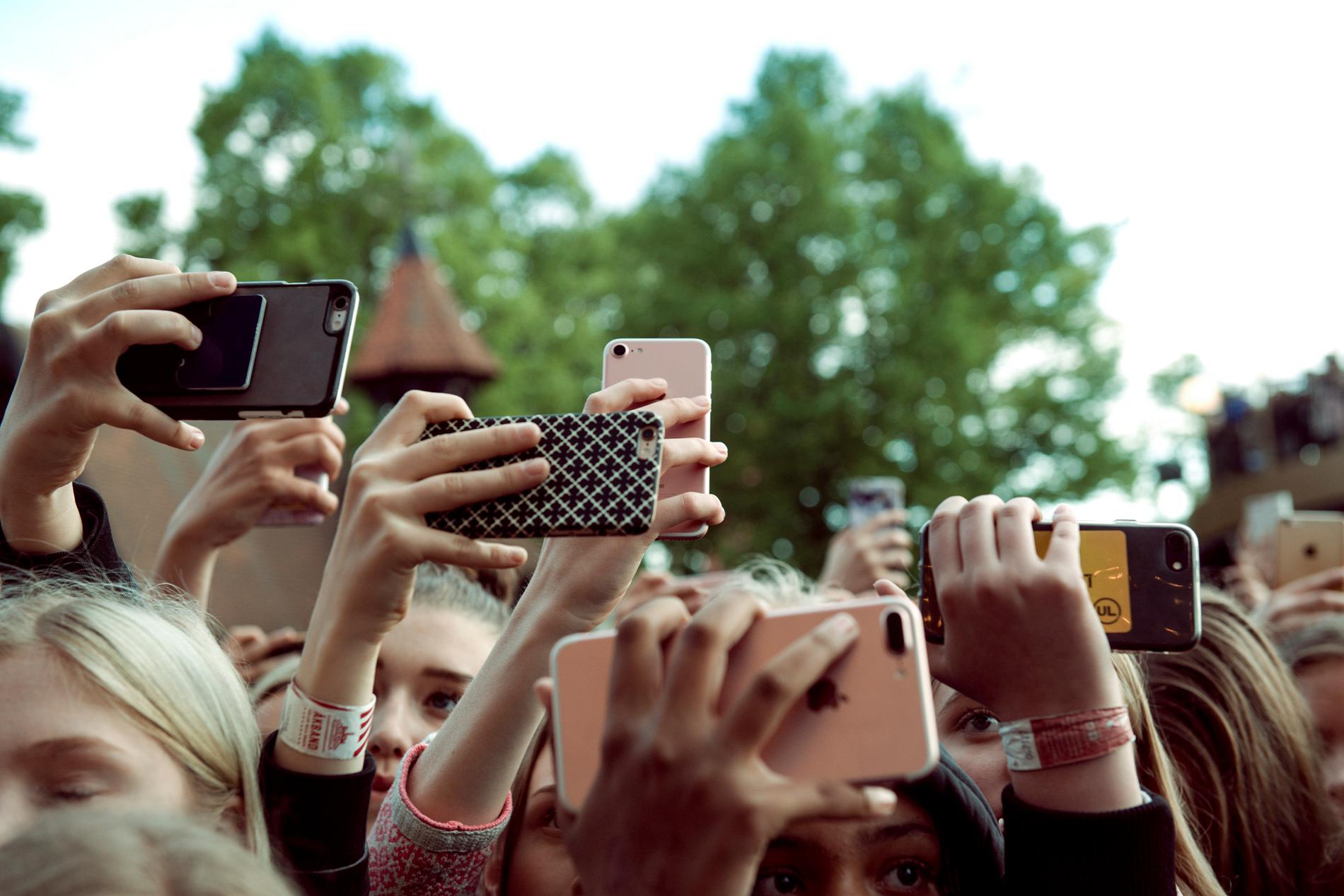 Zara Larssons konsert lockade fram flera mobiler. 