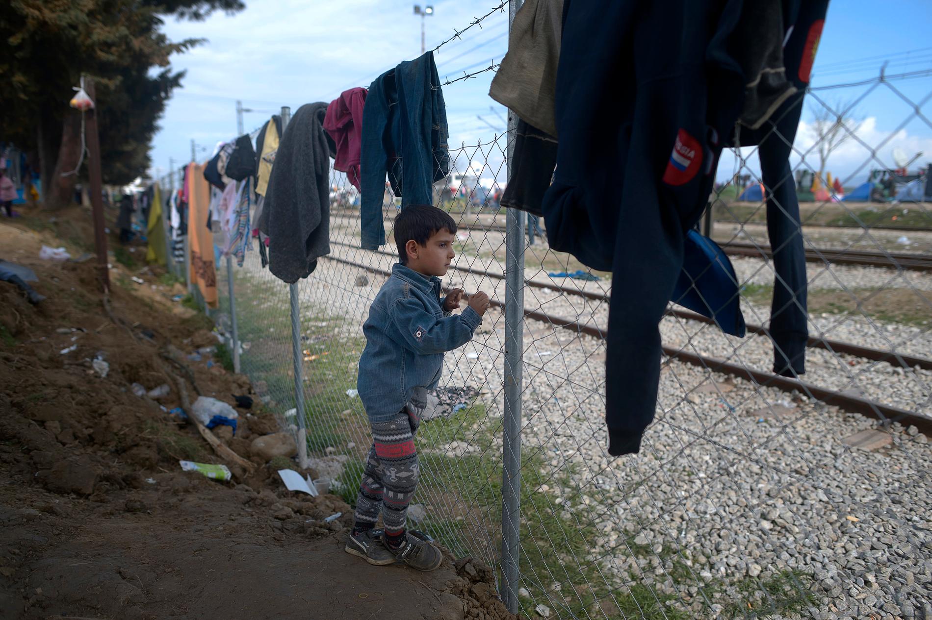Flyktingar vid gränsen mellan Grekland och Makedonien.