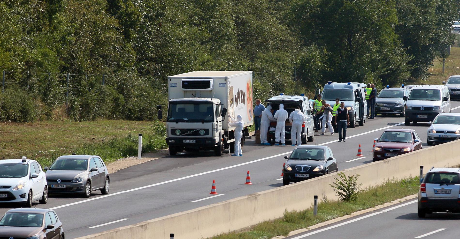 Österrikisk polis hittade de döda kropparna strax söder om Wien i augusti 2015.