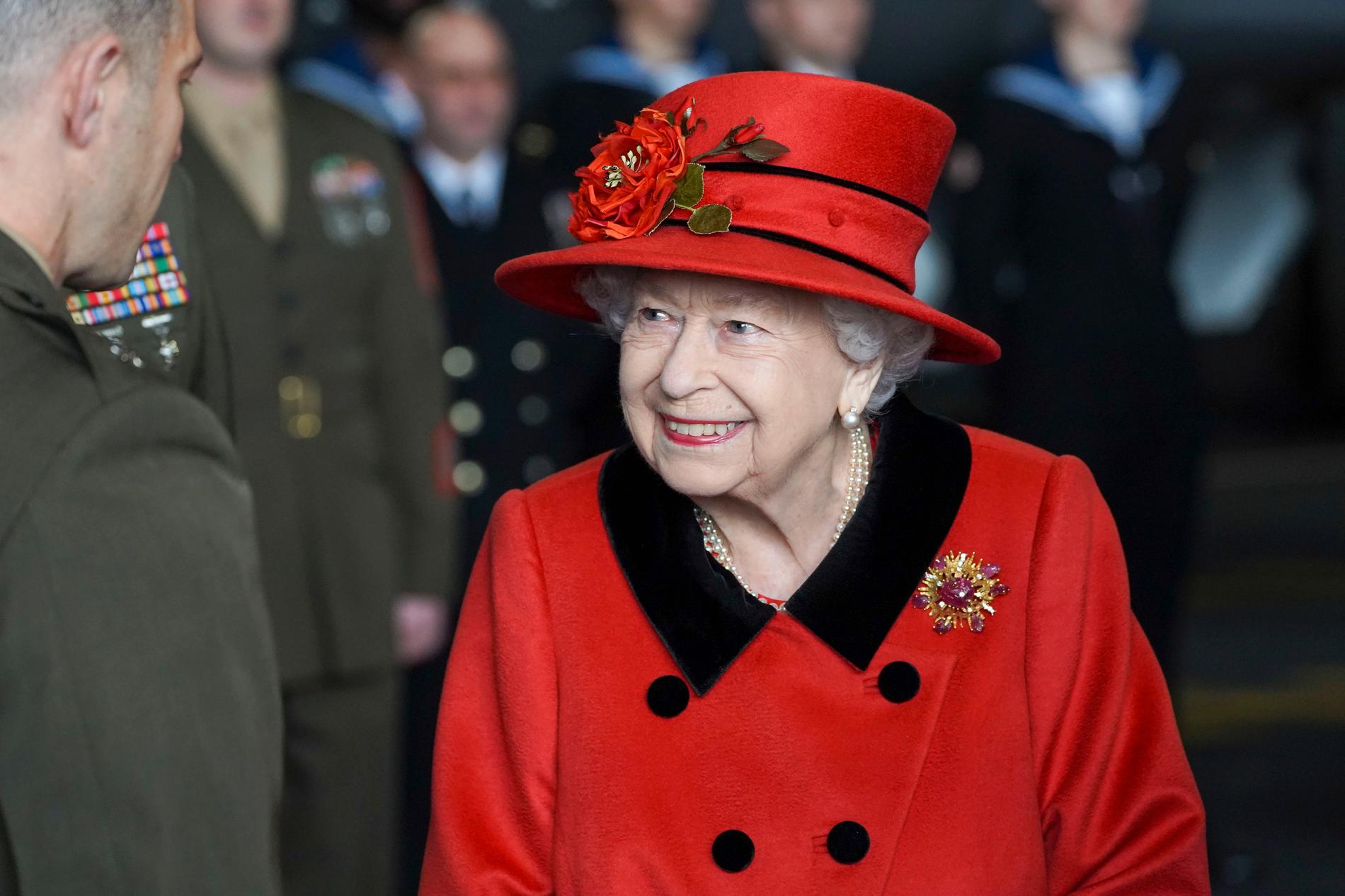 Drottning Elizabeth älskar färg, här klädd i varmt rött.