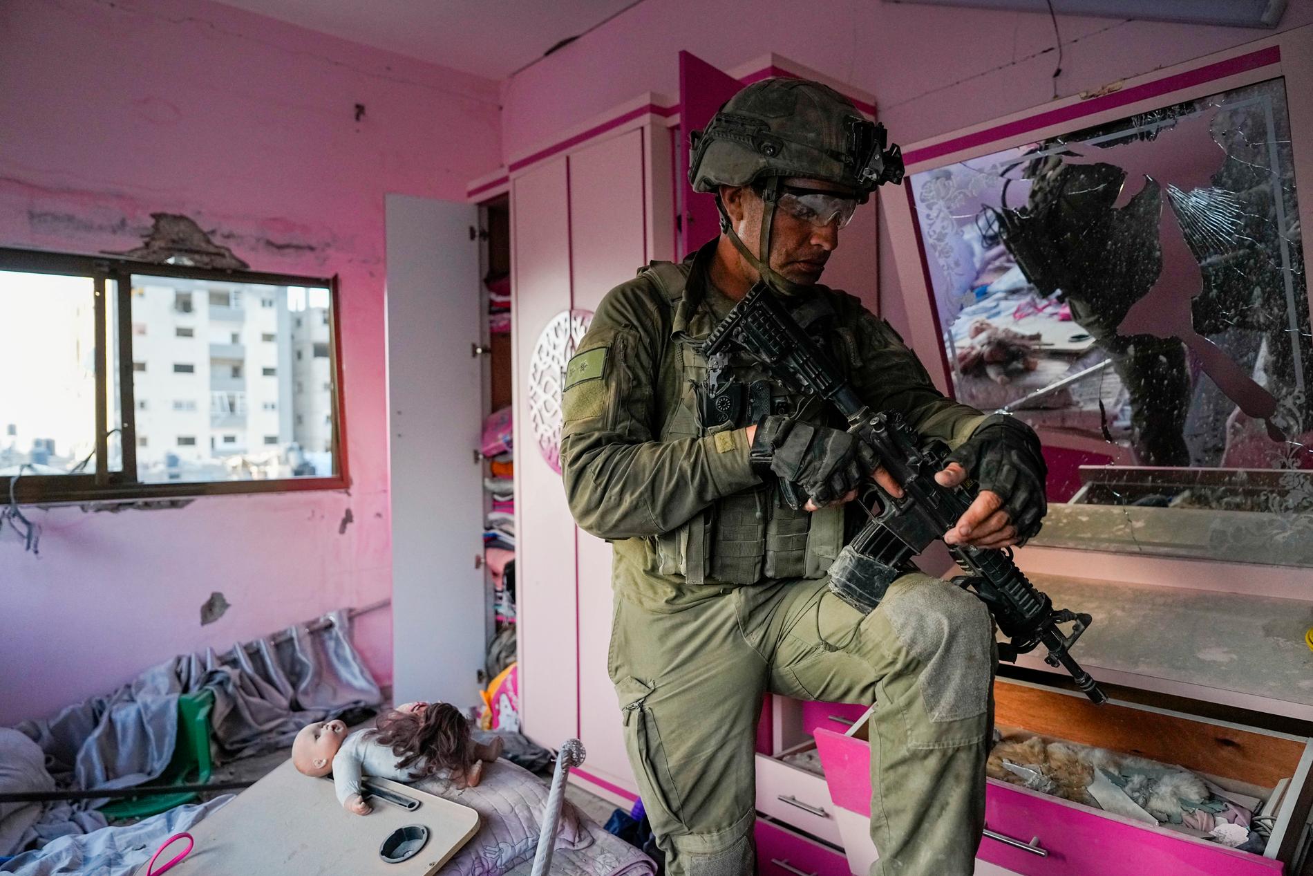 Israelisk soldat inne i ett bostadshus på Gazaremsan.