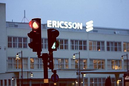 Ericsson ger rött ljus åt sina anställda medan ledningen får grön gubbe i nedskärningstider.
