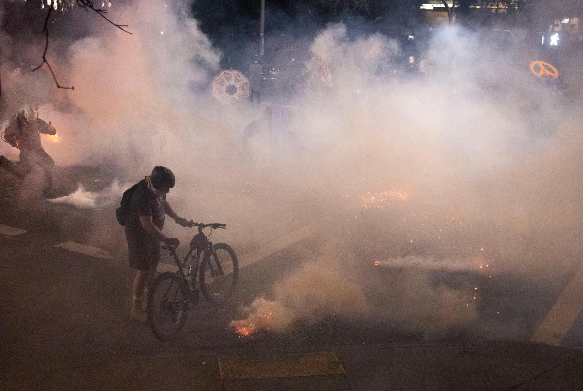 Federala poliser använder tårgas för att skingra demonstranter i Portland.