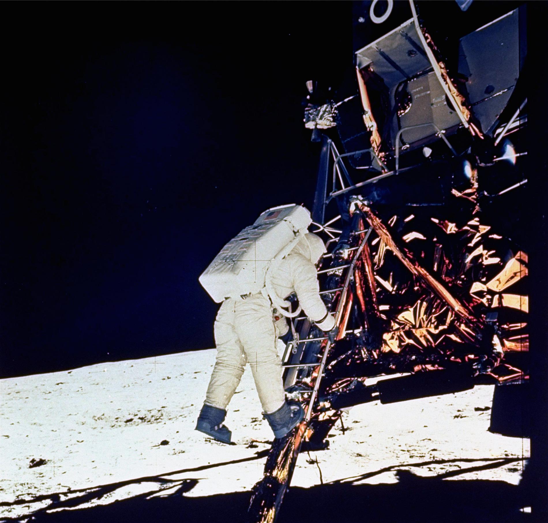 Astronauten Edwin "Buzz" Aldrin på väg ut ur månlandaren The Eagle (Örnen).