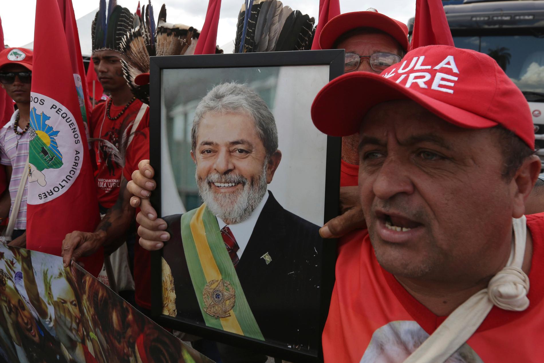 Anhängare till Lula vill se honom friad. Bild från en demonstration i augusti.