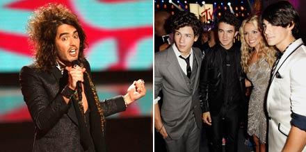 VMA-värden Russell Brand skämtade om Jonas Brothers – här med Britney Spears.