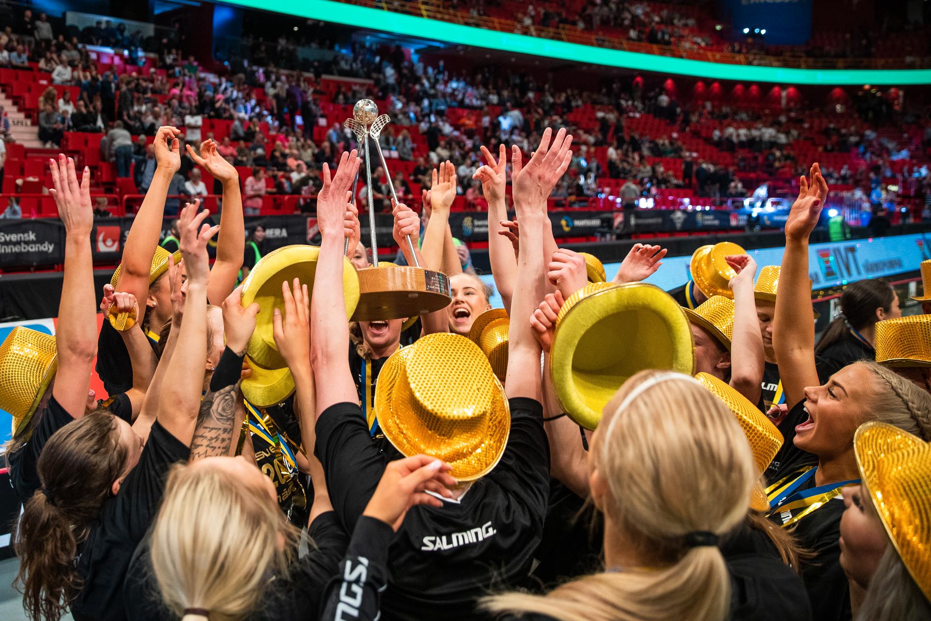 Täbys spelare jublar med pokalen efter damernas SM-final i innebandy mellan KAIS Mora och Täby i Stockholm 2019.