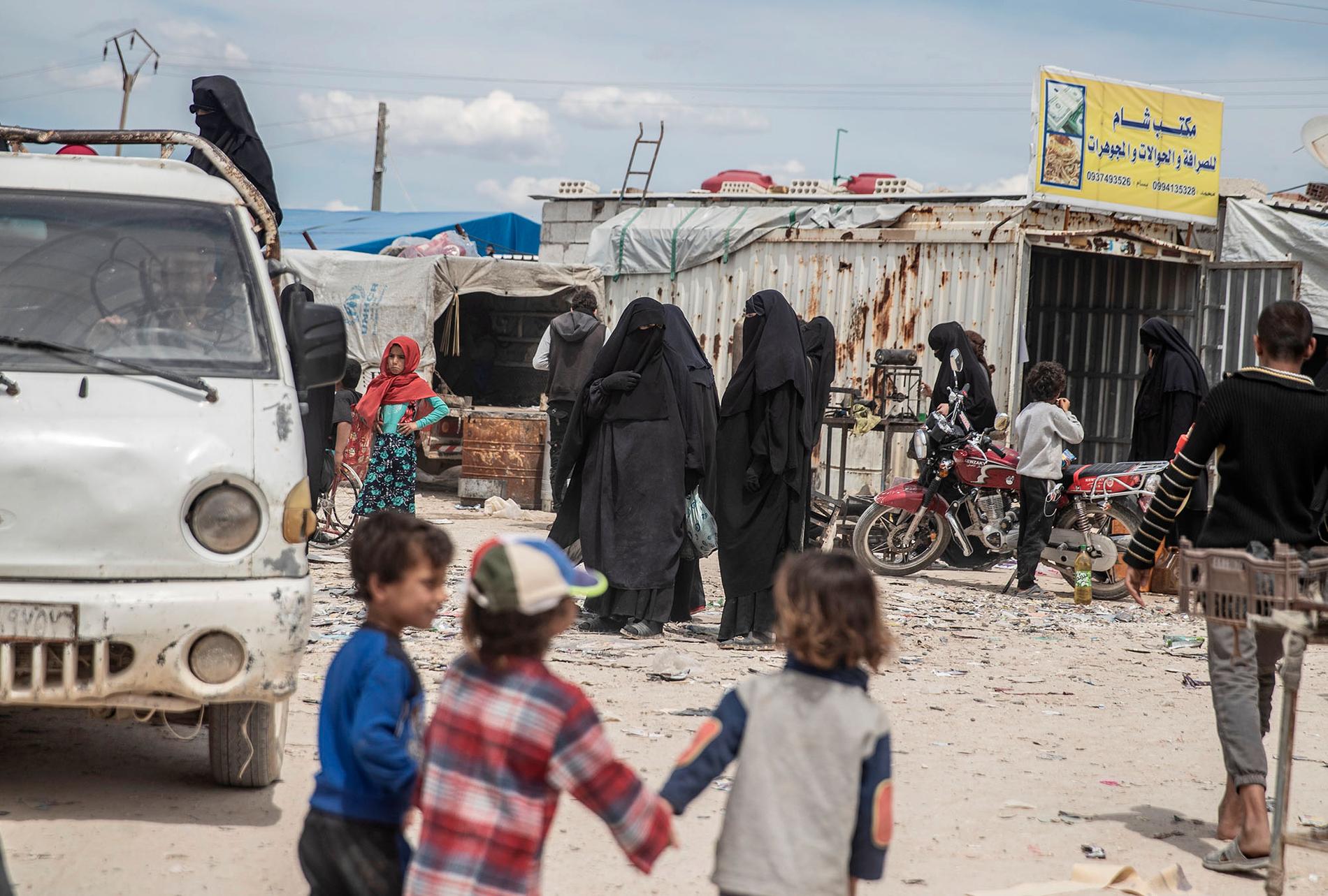 Fängslade IS-kvinnor i al Hol-lägret i Syrien. 