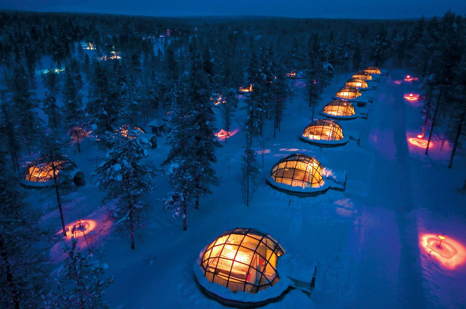 Hotel Kakslauttanen ligger i Inari, i det finska Lappland, mitt i ett av världens mest fantastiska och orörda landskap. Här bor man i en glasigloo där man kan ligga och titta upp på norrskenet.