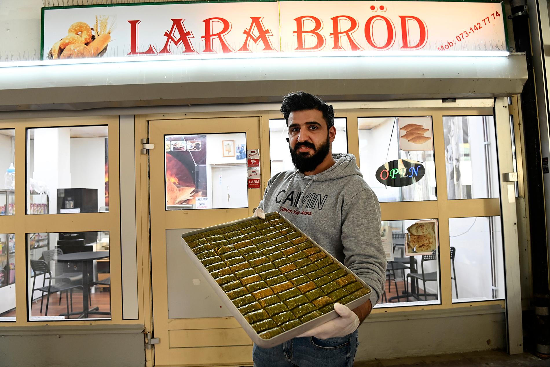 Fadhil Alkhmisi bakar baklava på Lara bröd i Ronna centrum. Där köper ingen bara en baklava till sig själv, säger han.