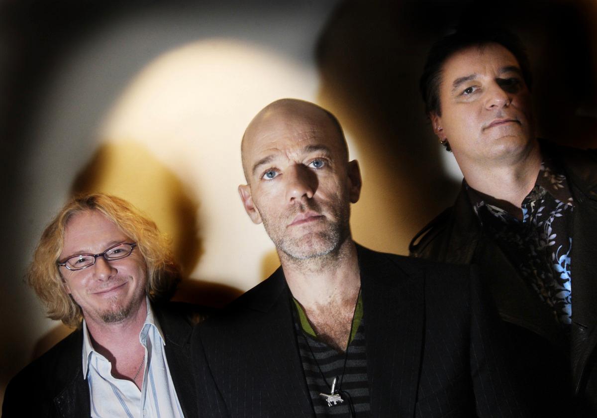 SPLITTRAS  Mike Mills, Michael Stipe och Peter Buck i det legendariska bandet R.E.M. går skilda vägar. Nu spekuleras det på nätet om Michael Stipes nakenvideo var orsaken till att bandet går skilda vägar.