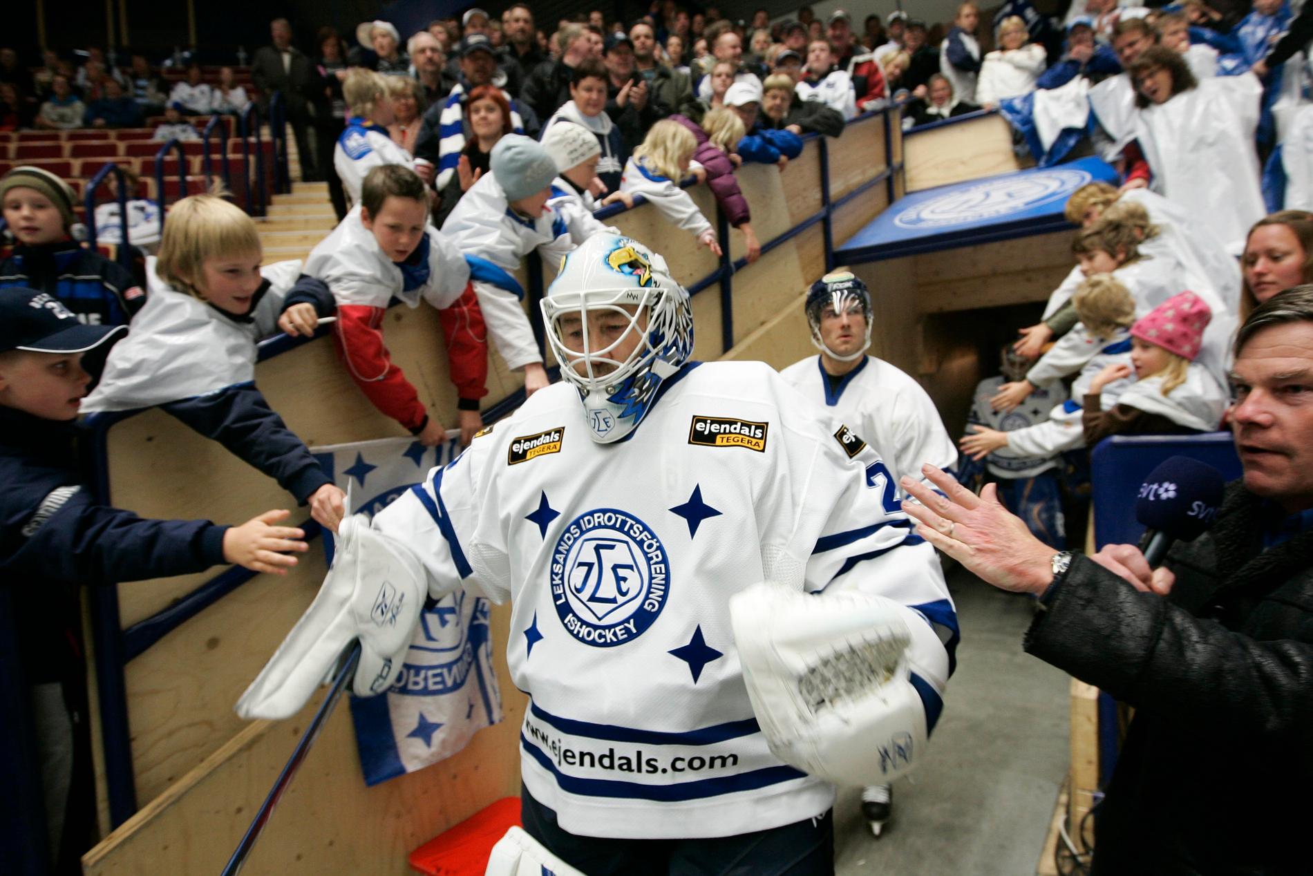 En omsvärmad Ed Belfour på väg in på isen till sin hockeyallsvenska debut i Leksand.