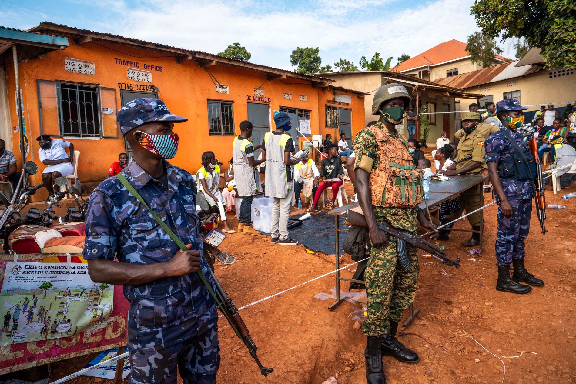 Militär övervakar rösträkningen i Uganda.