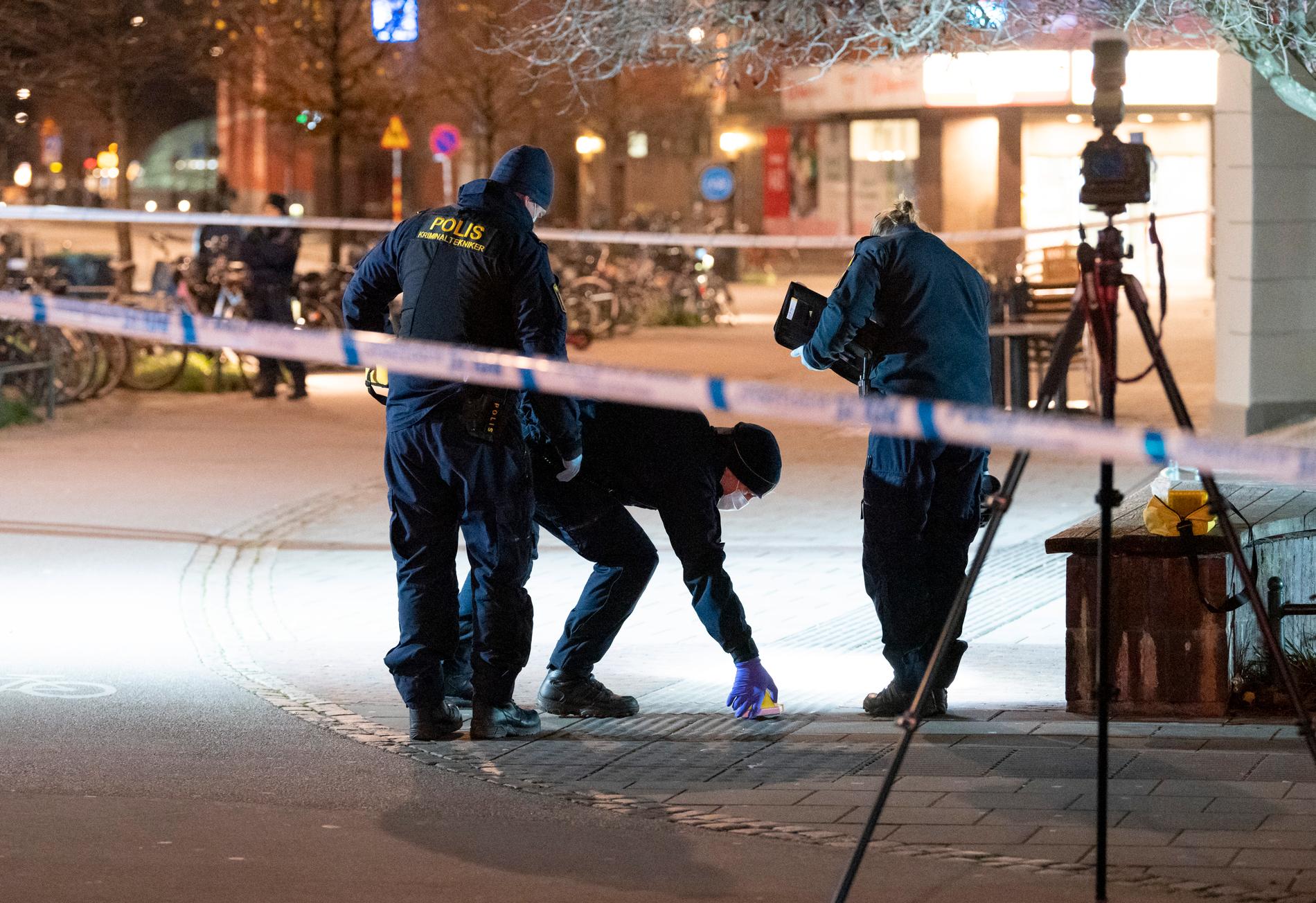 Polisens kriminaltekniker arbetar innanför avspärrningarna vid Möllevångstorget i Malmö efter det misstänkta mordförsöket.