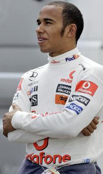 Lewis Hamilton tittar mot Finland för att hitta ett segergrepp mot Kimi Räikkönen.