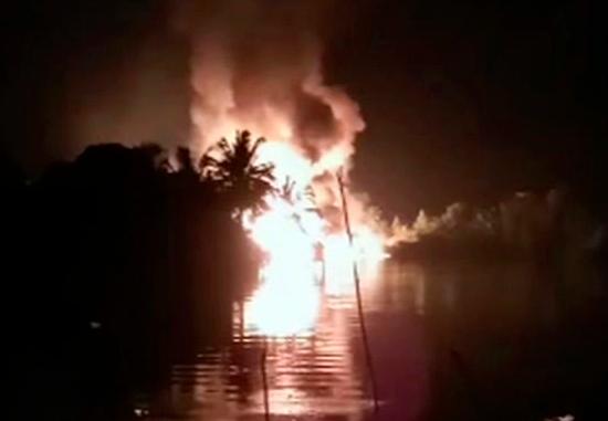 En stillbild från en videosekvens filmad natten mot lördagen visar en omfattande brand i den förstörda oljeledningen.