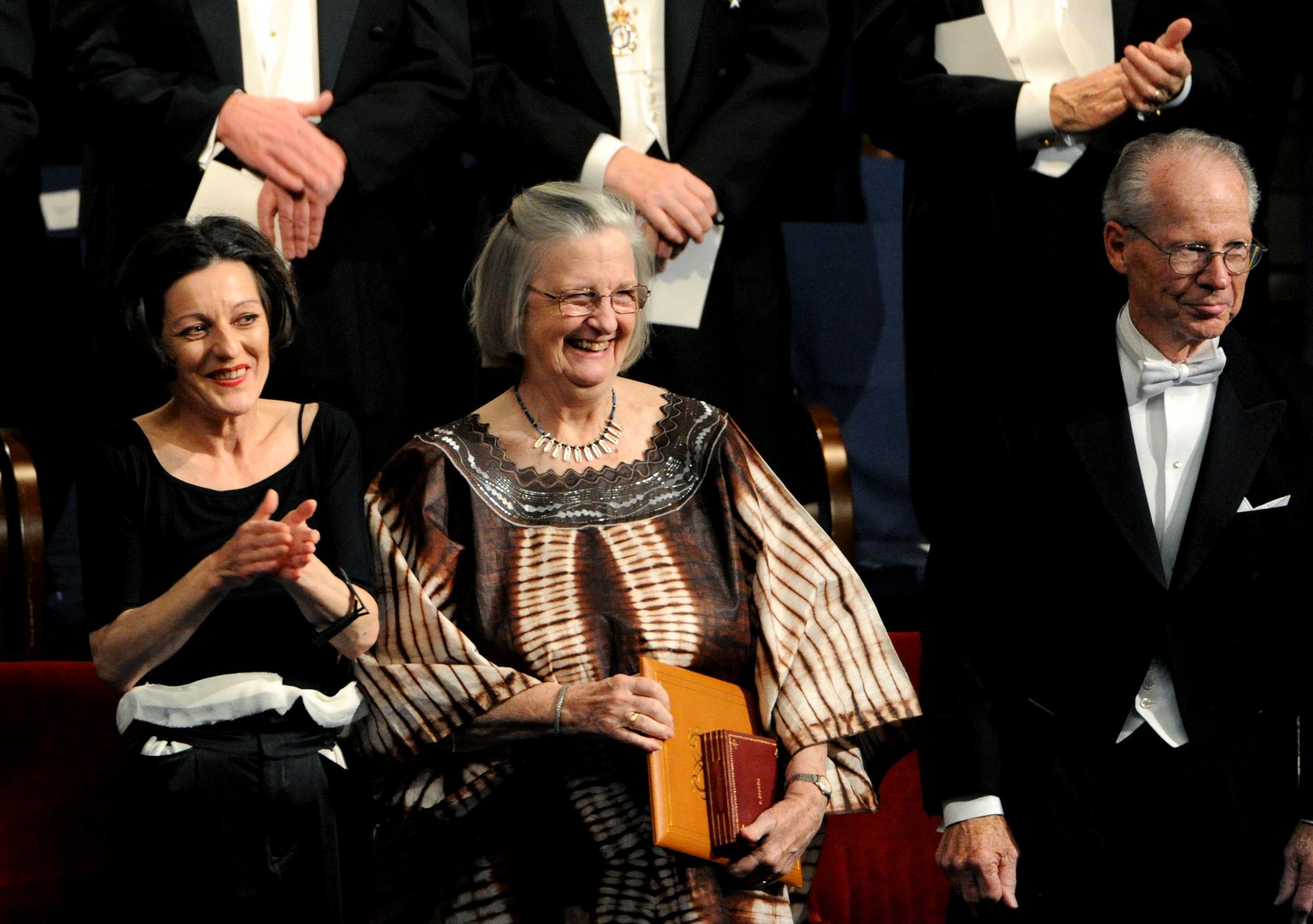 Professor Elinor Ostrom, en av få kvinnliga Nobelpristagare. 2009 fick hon, tillsammans med professor Oliver E. Williamson ta emot priset i ekonomi.