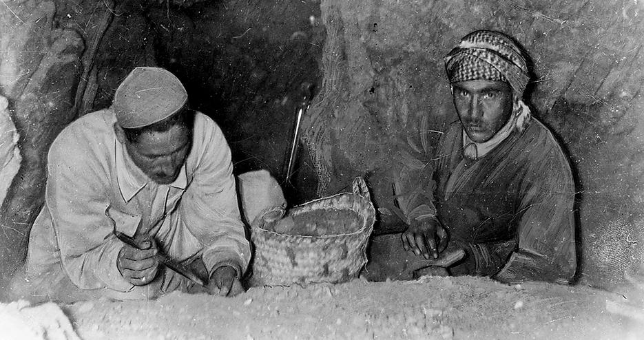 De första Dödahavsrullarna hittade 1947 i grottor vid Döda havets nordvästra strand. Fler fynd skulle följa. I dag finns det mesta av den unika samlingen på Israels nationalmuseum i Jerusalem.