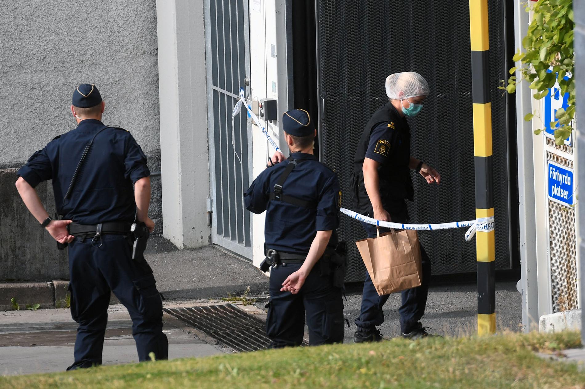 Polisens tekniker undersöker ett garage i anslutning till Östberga torg.