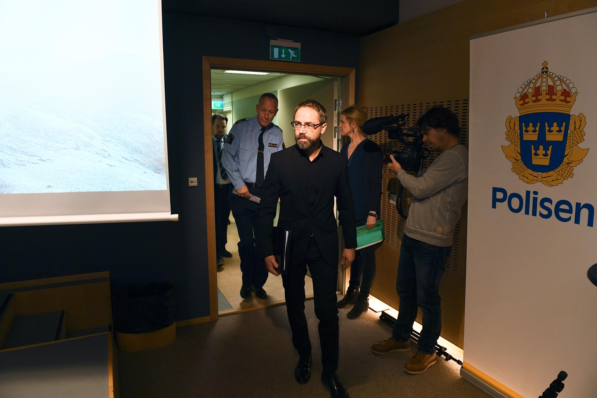 Åklagaren Hans Ihrman anländer till en pressträff om den omfattande utredningen i Polishuset i Stockholm. Rakhmat Akilov åtalas för bland annat terroristbrott och försök till terroristbrott. 