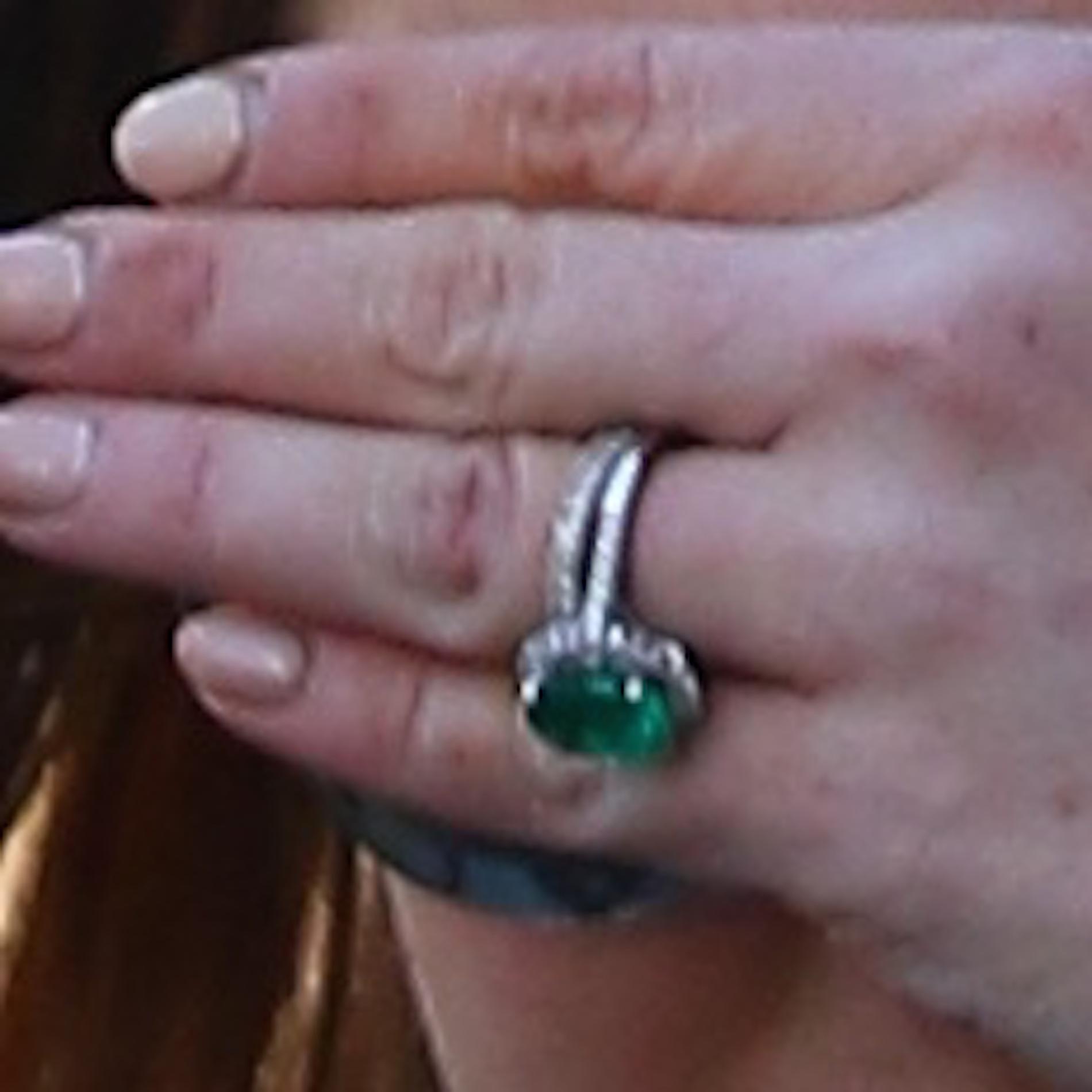 Lindsay Lohans representant säger till Daily Mail att hon inte är förlovad, men den gröna smaragdringen på hennes ringfinger visar något annat