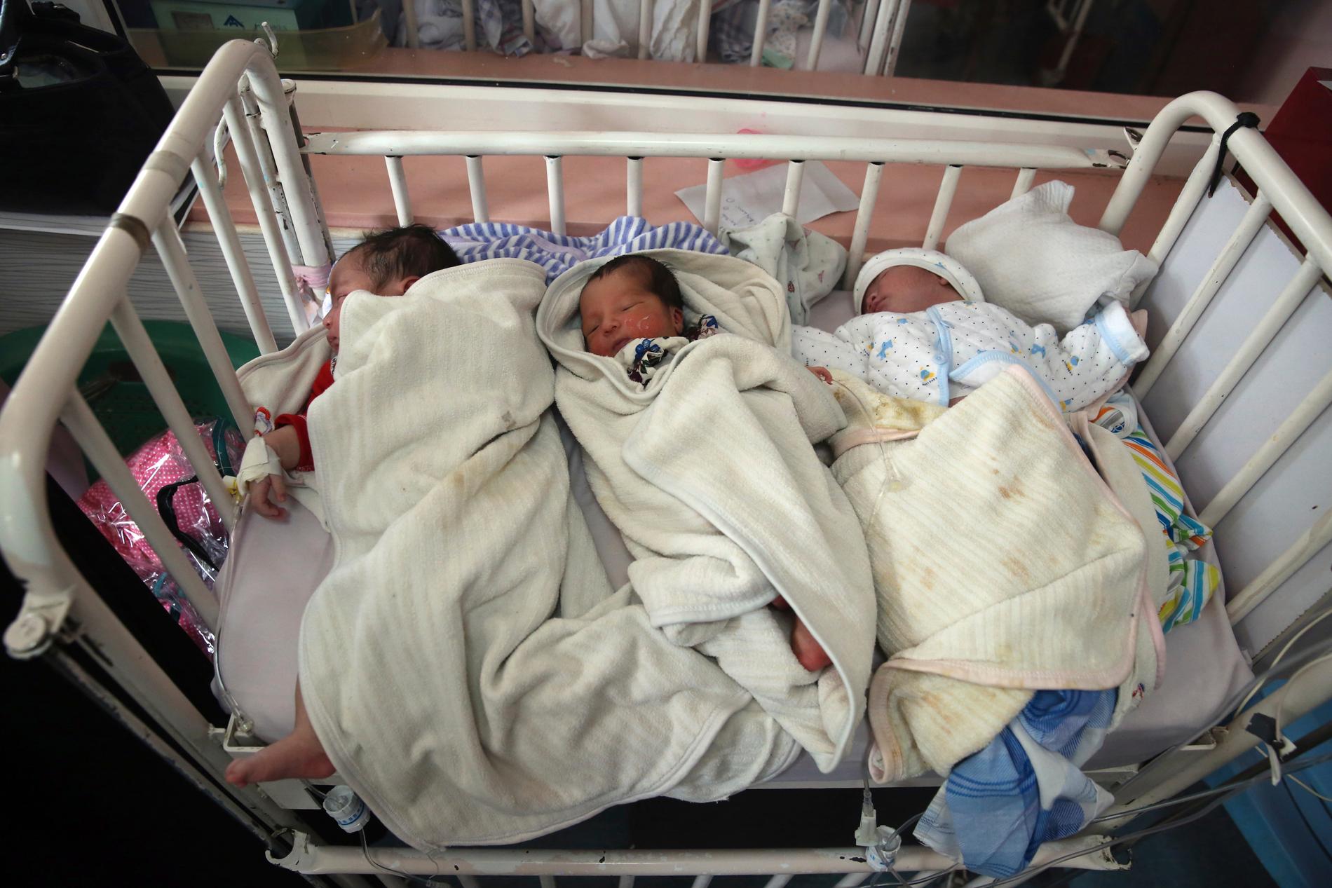 Tre nyfödda bebisar som räddades undan attacken mot sjukhuset i Kabul har flyttats till ett annat sjukhus.