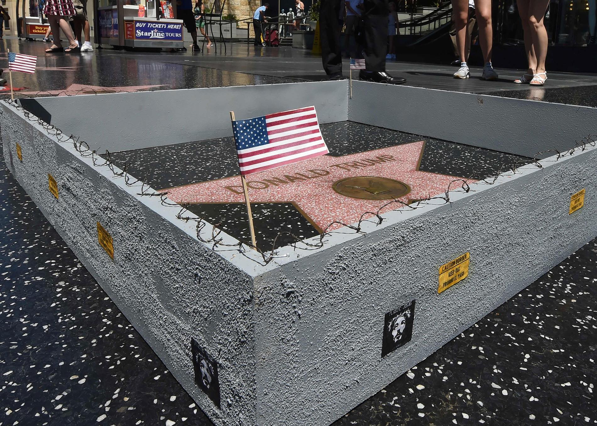 Turister och flanörer längs Hollywood Walk of Fame i Los Angeles, USA, snubblade på tisdagen över något oväntat vid Donald Trumps röda stjärna.