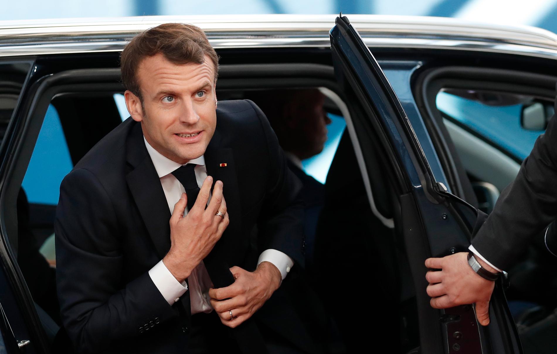 Frankrikes president Emmanuel Macron anländer till EU-toppmötet i Bryssel. 
