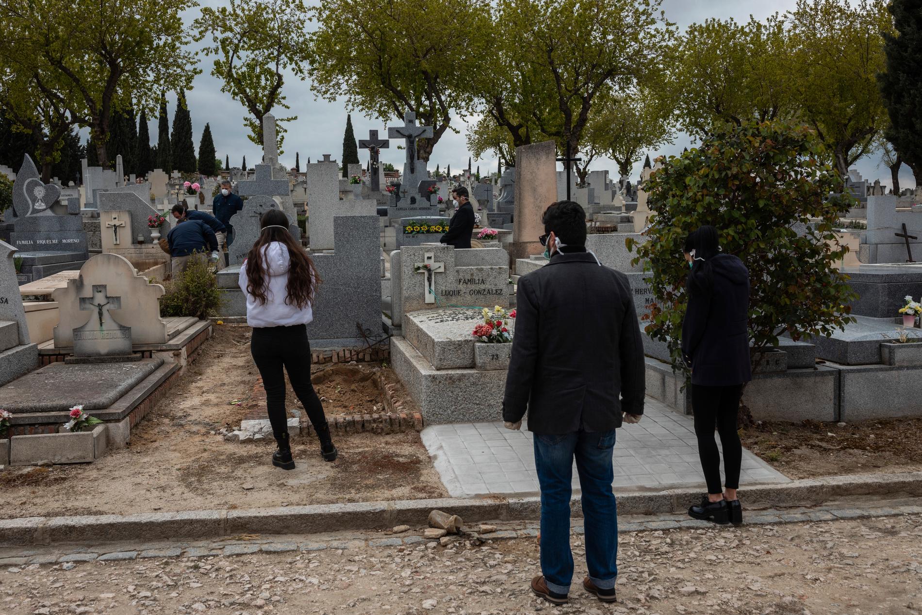 Social distansering måste iakttas strikt – och på Madrids största kyrkogårdar ska drönare bevaka efterlevnaden. Arkivbild.