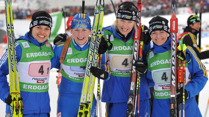 Elisabeth Högberg, Helena Jonsson, Anna Maria Nilsson och Ann Carin Oloffson-Zidek smilar upp sig efter tredjeplatsen.
