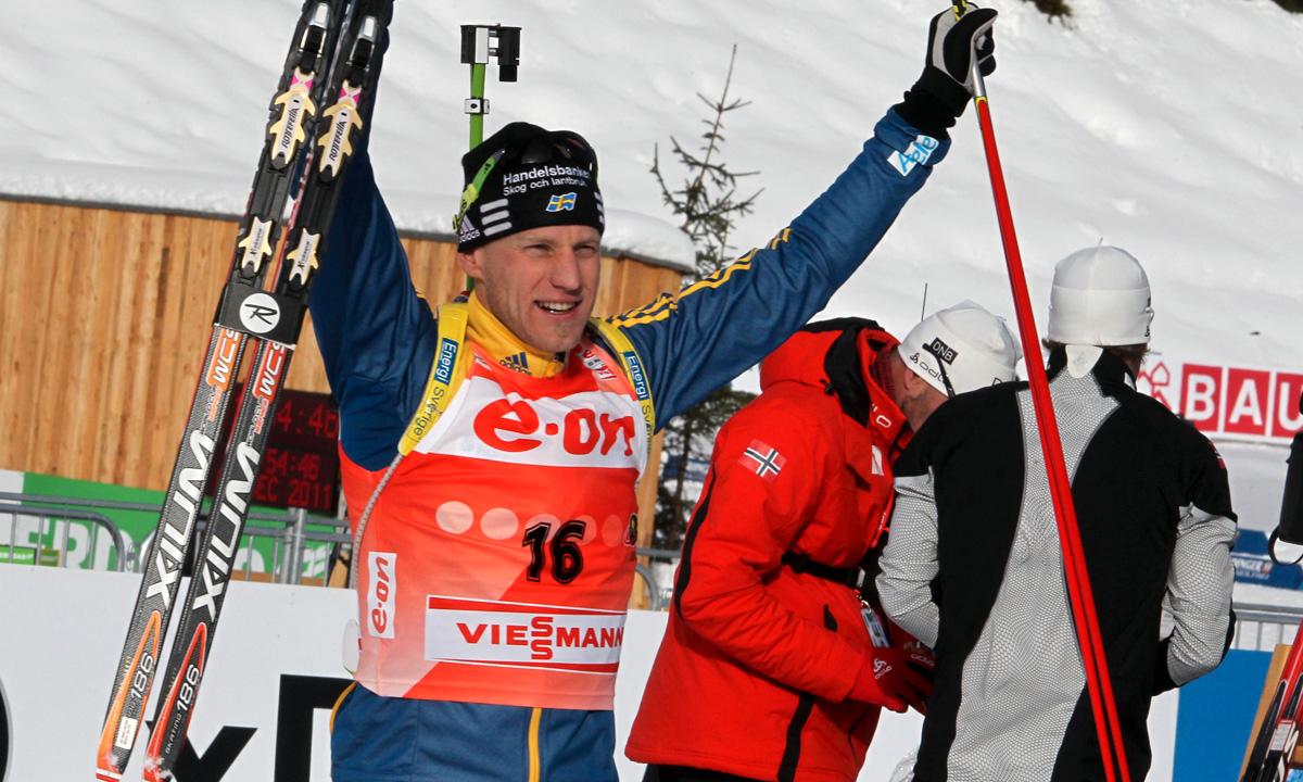 Segern säkrad Carl Johan Bergman sträcker armarna i skyn när det står klart att han vunnit sin andra raka världscupsprint.