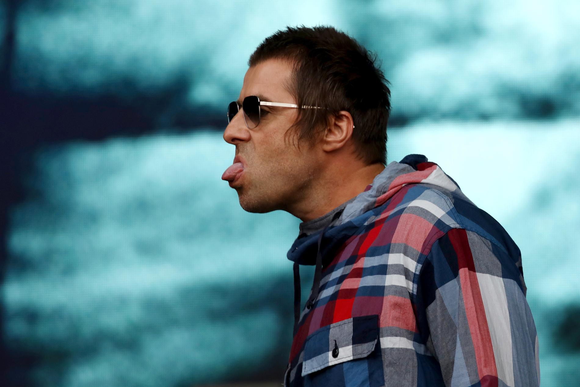 Liam Gallagher räcker ut tungan på Glastonburyfestivalen 2019. Arkivbild.