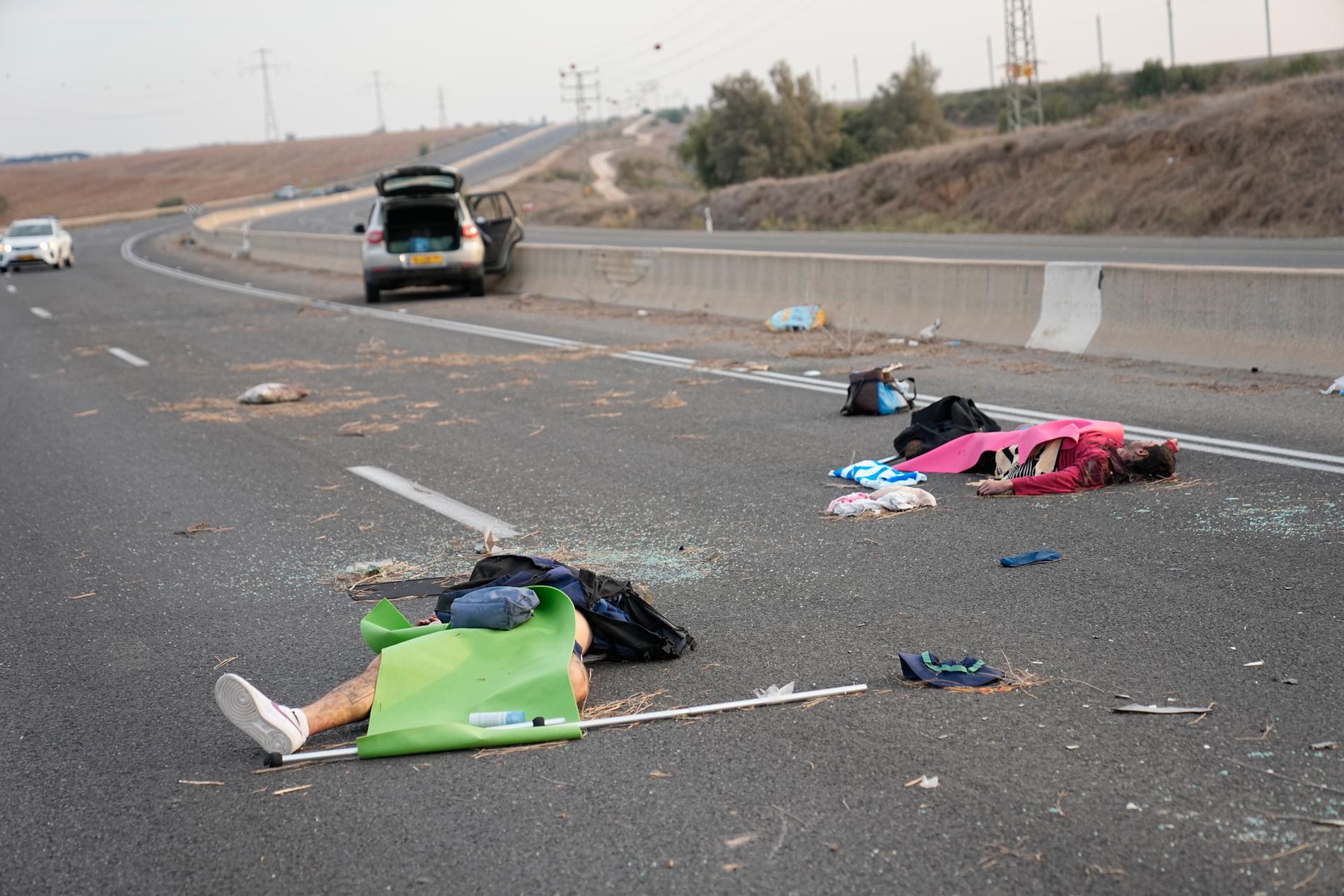Döda israeler ligger på en väg i närheten av Sderot, Israel, den 7 oktober 2023.