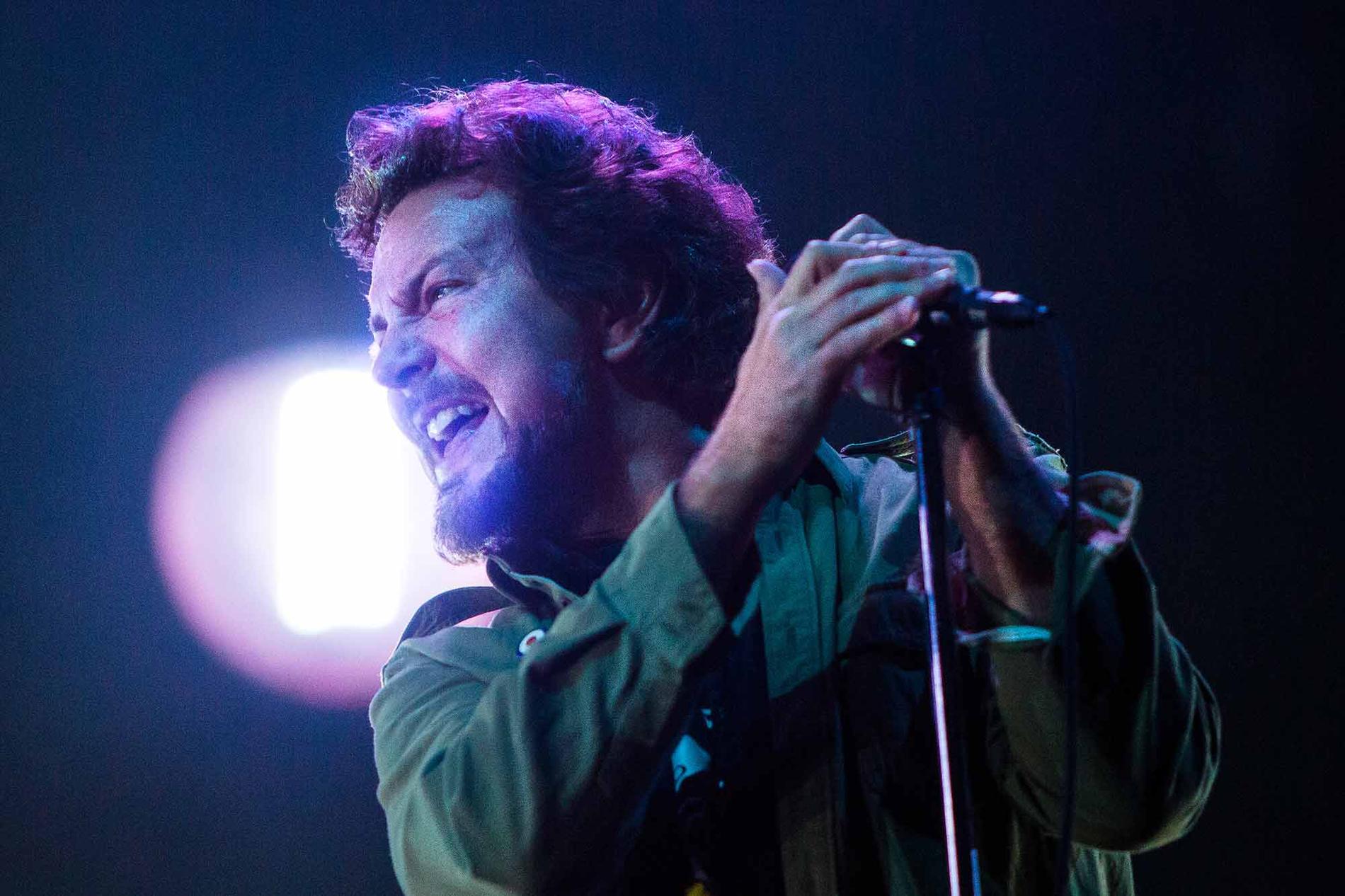 Eddie Vedder, sångare i Pearl Jam, under bandets i Friends Arena 2014.