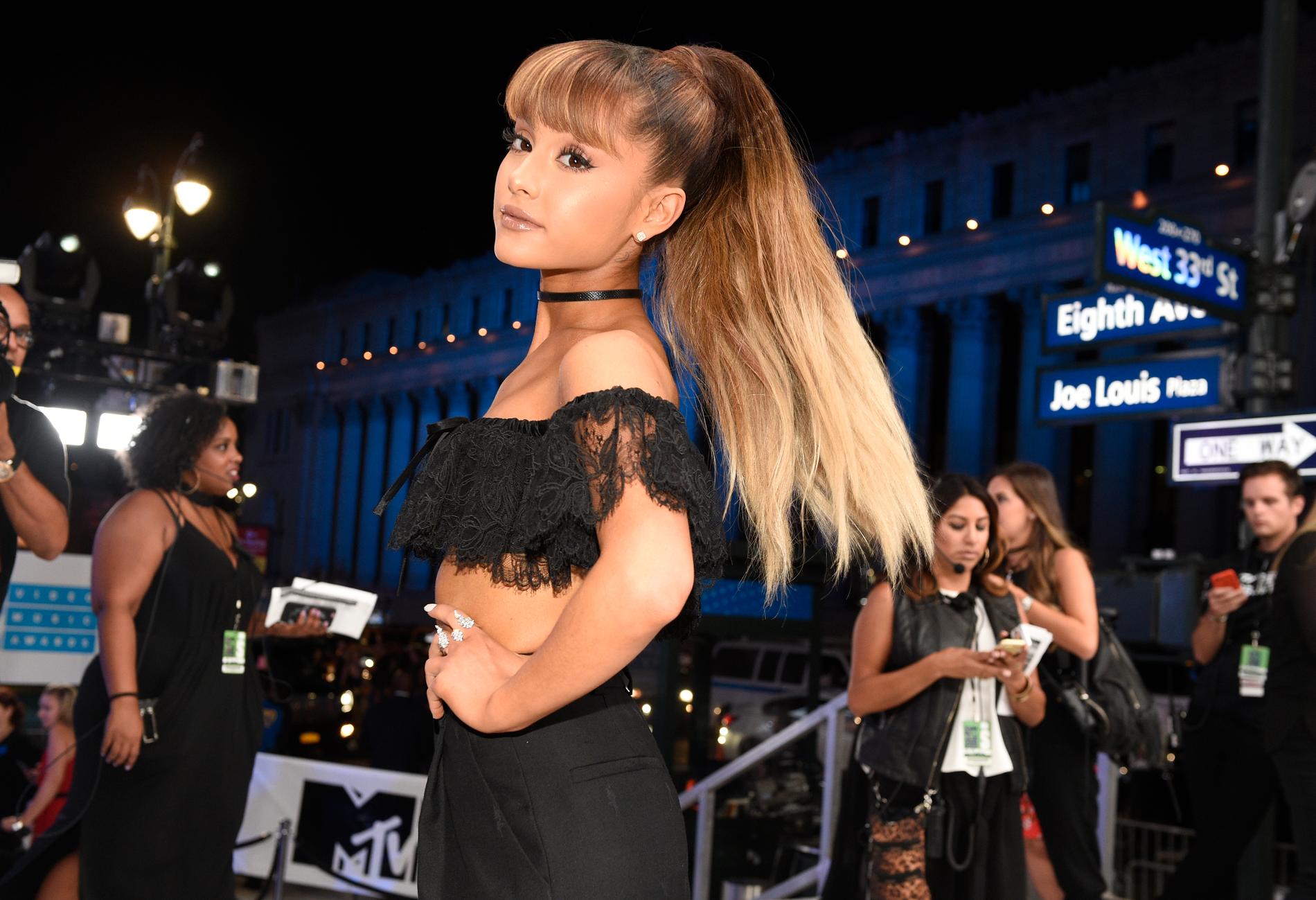 Ariana Grande ”är okej” efter händelserna vid Manchester arena, uppger Variety.