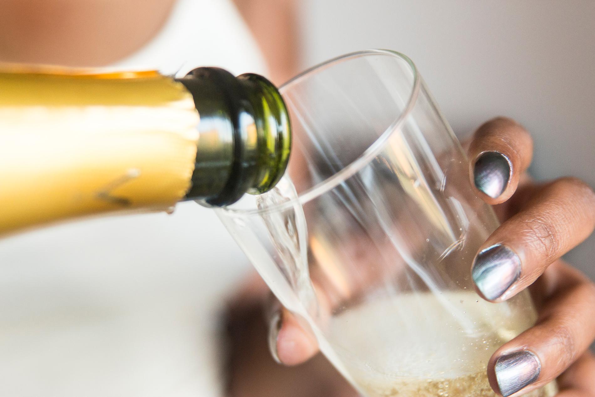 Bara dryck från den franska regionen Champagne får ha namnet på flaskan. Arkivbild.