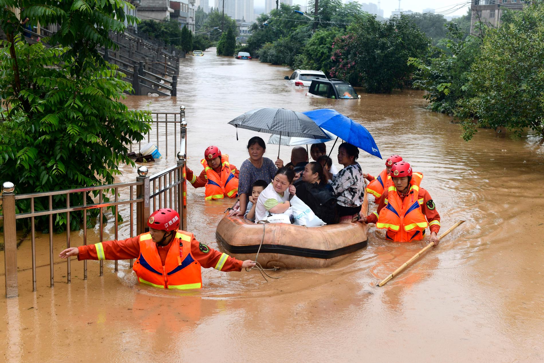 Invånare i Jiangxiprovinsen i centrala Kina räddas undan de svåra översvämningarna där.
