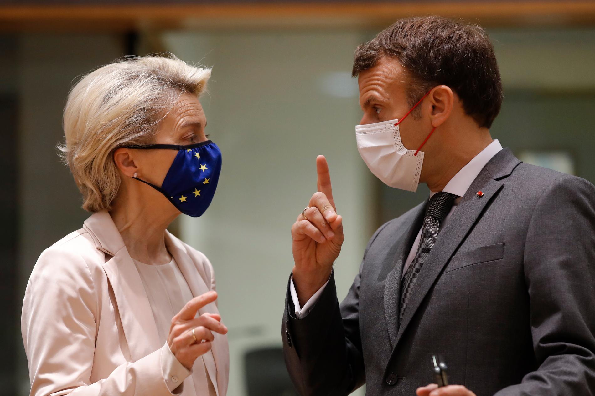 EU-kommissionens ordförande Ursula von der Leyen i samtal med Frankrikes president Emmanuel Macron vid ett toppmöte i Bryssel i juni.