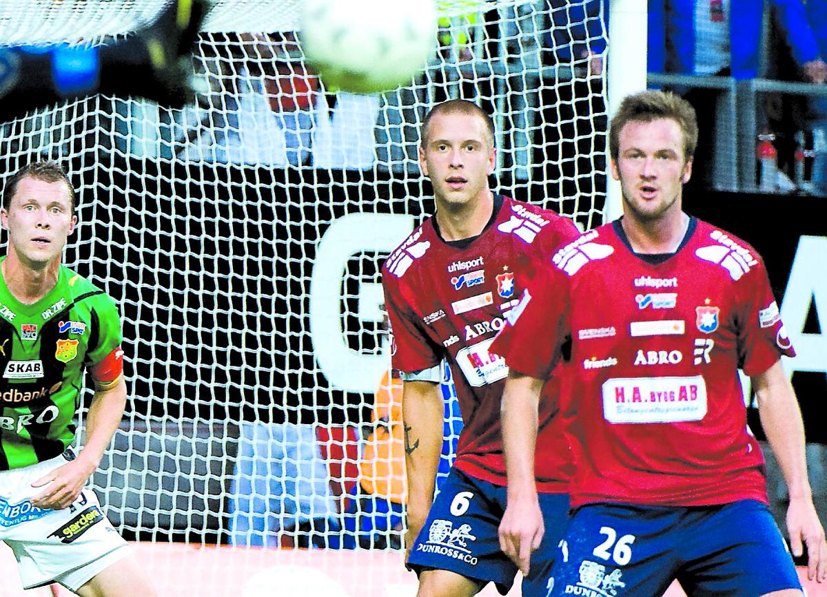 blödde ur munnen Alexander Mellqvist (mitten) skadades i mötet med Gais.