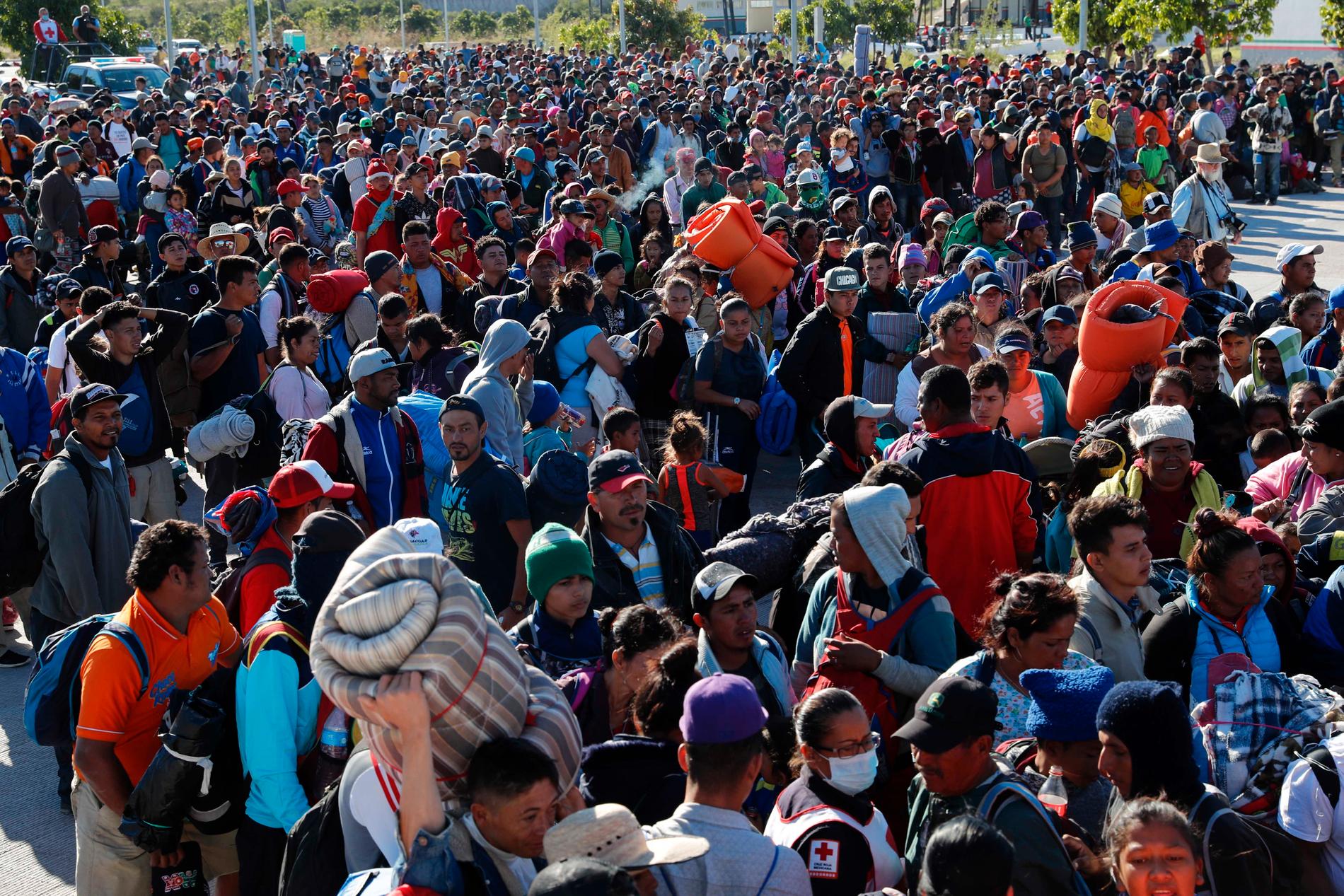 Migranter som inte har nått fram väntar på bussar i staden La Concha, Mexiko, på onsdagen.