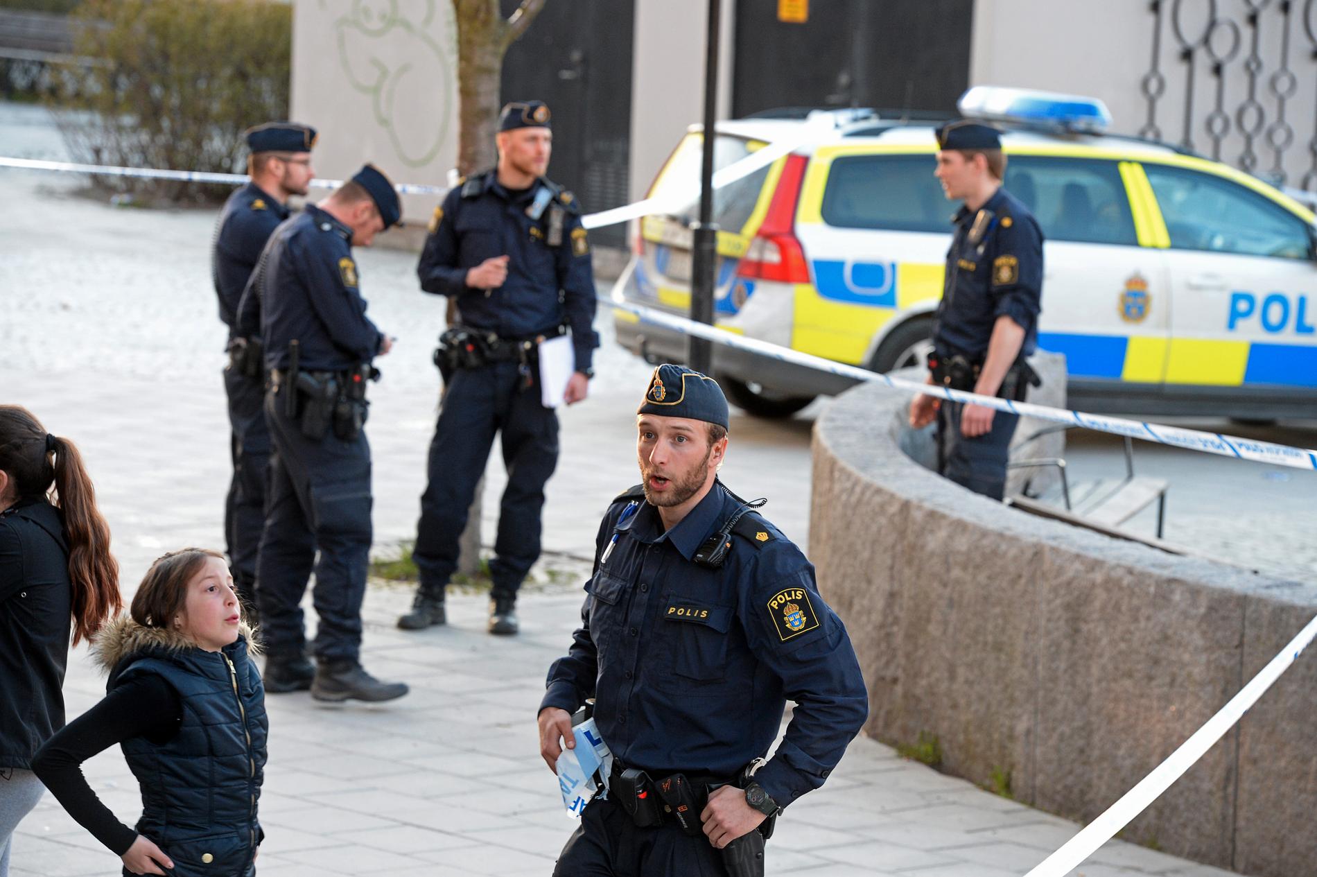 Polis på plats vid Vårby Gård där skjutningen skedde.